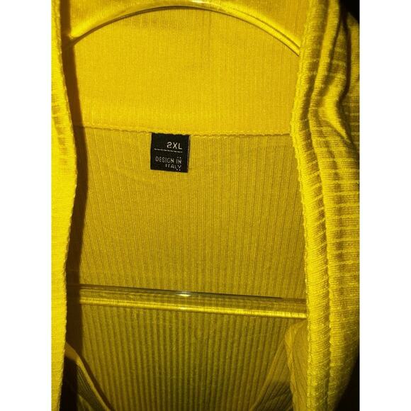 Women’s Yellow Ribbed Knit Top Short Sleeve V-Neck Collar Size 2XL New - Picture 3 of 3